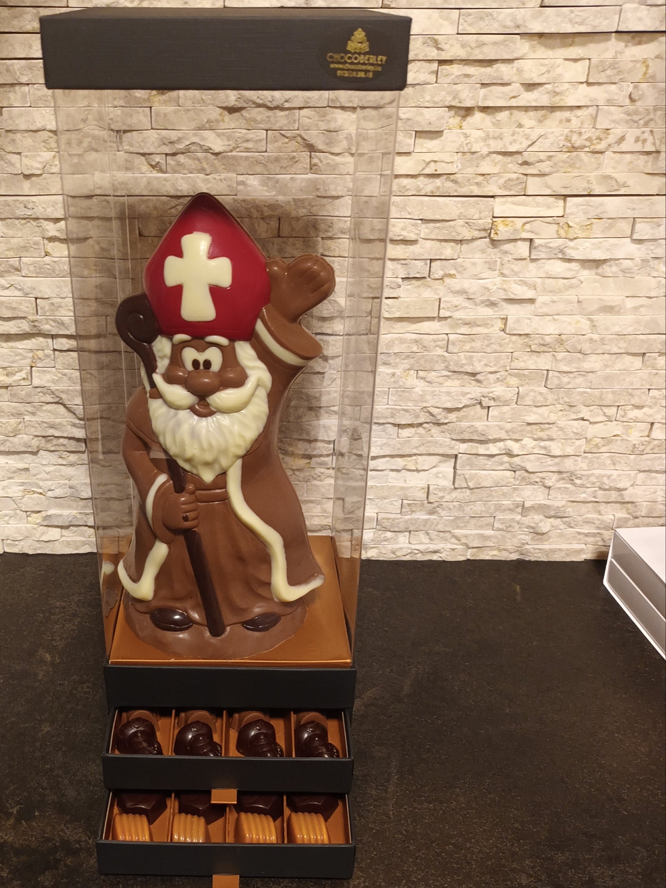 Luxe geschenkdoos voor Sinterklaas met ambachtelijke chocolade Sint-figuur en een assortiment exclusieve pralines, handgemaakt door onze chocolatier bij Chocoberley