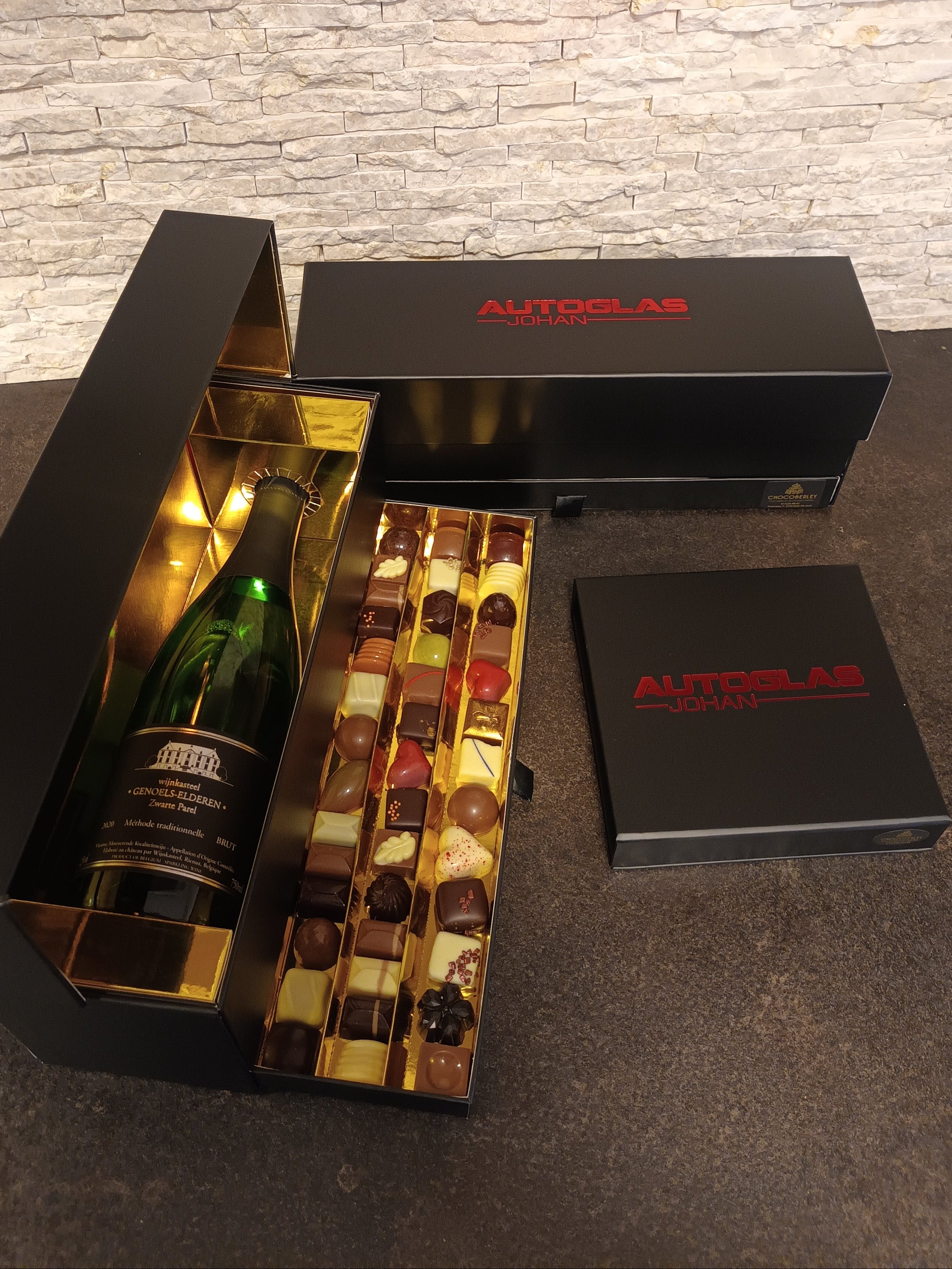 Luxe zakelijk eindejaarsgeschenk van Chocoberley: ambachtelijke Gault&Millau pralines gecombineerd met Zwarte Parel van Genelselderen in een geschenkdoos met logo van Autoglas Johan