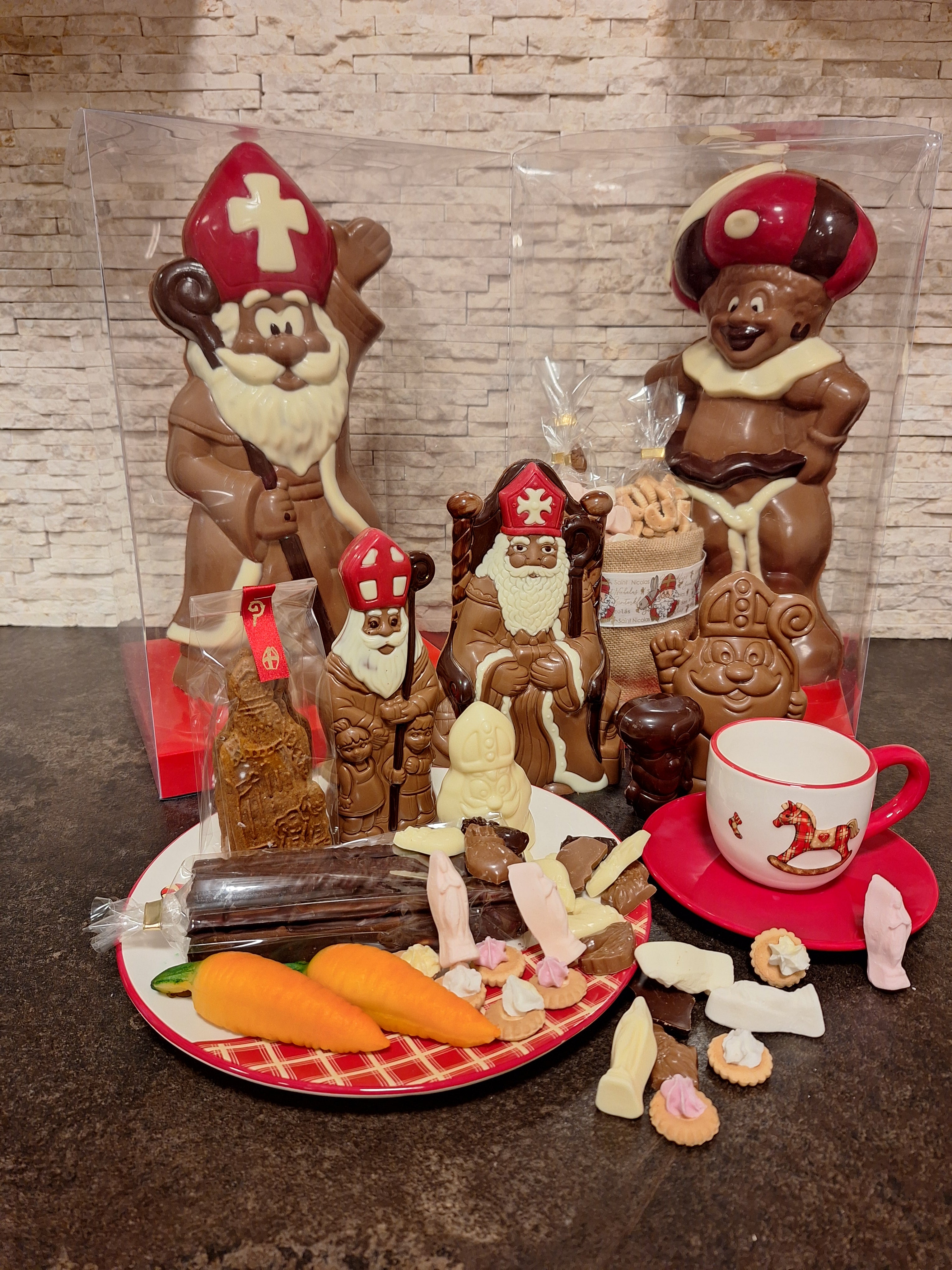 Luxe Sinterklaas pakket voor bedrijven met ambachtelijke marsepein, speculaas en handgegoten Callebaut chocolade figuren van Chocoberley