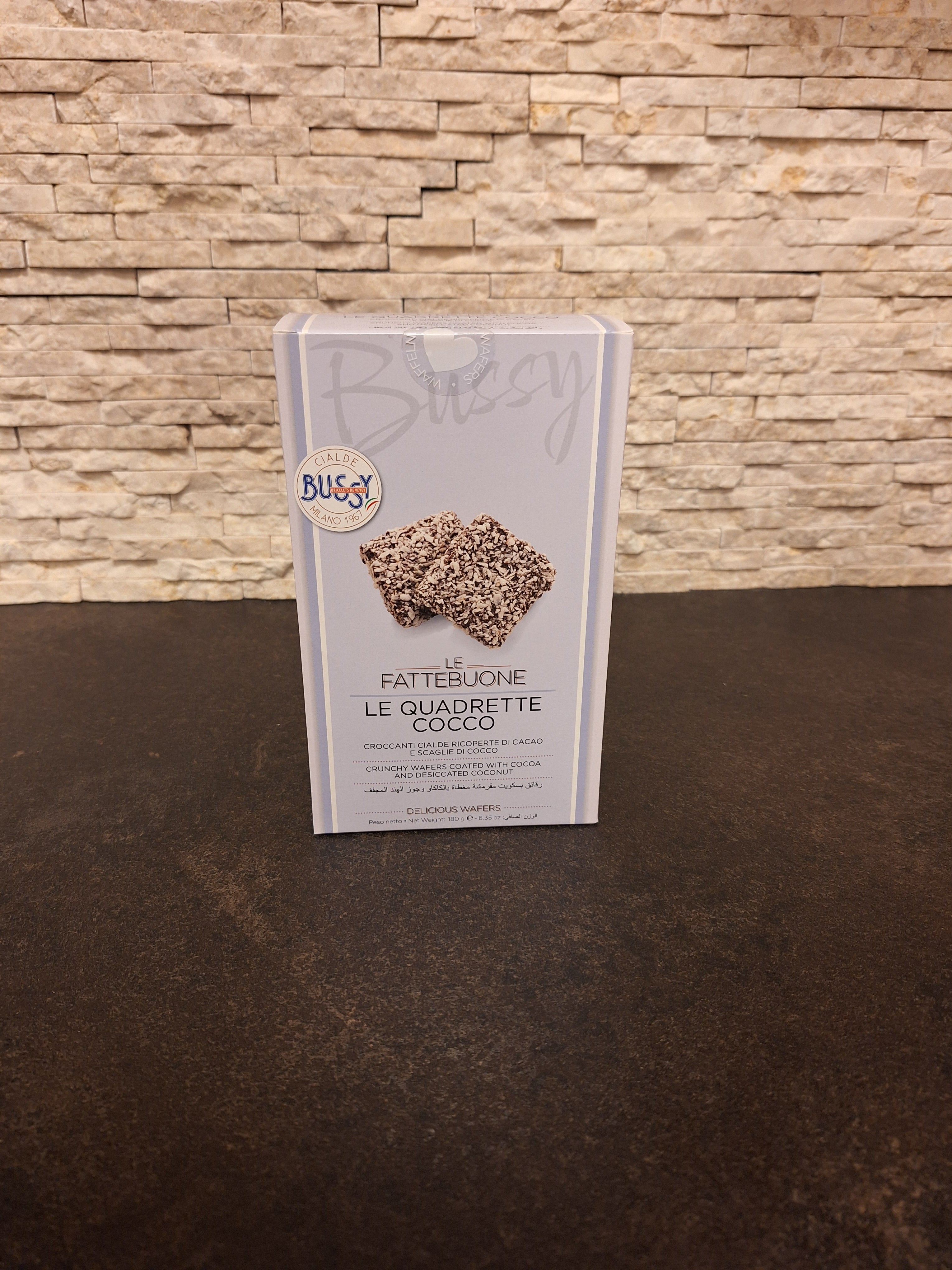 Vierkant millefeuille koekje met chocolade en cocco