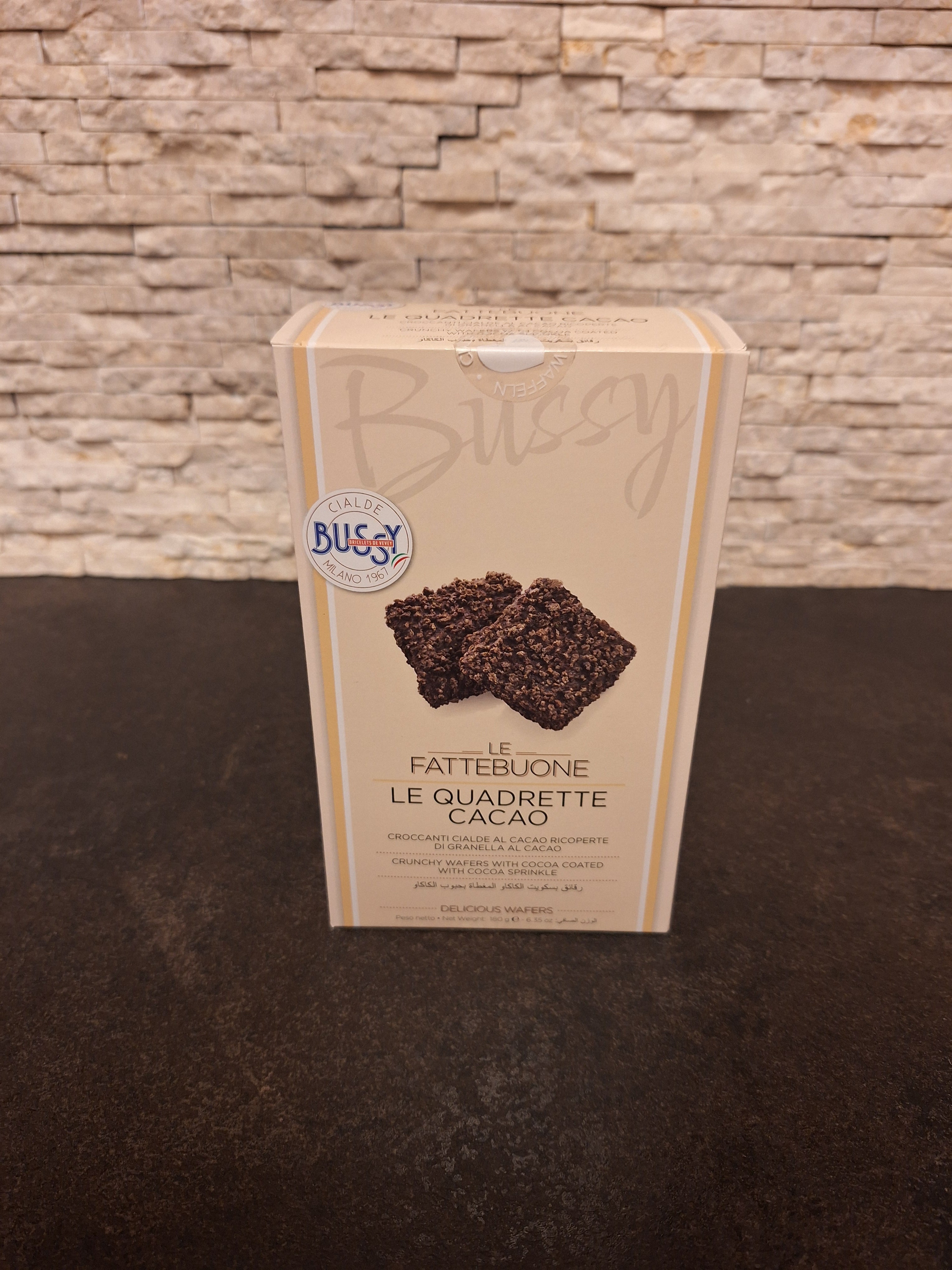 Vierkant millefeuille koekje met chocolade en Cacao