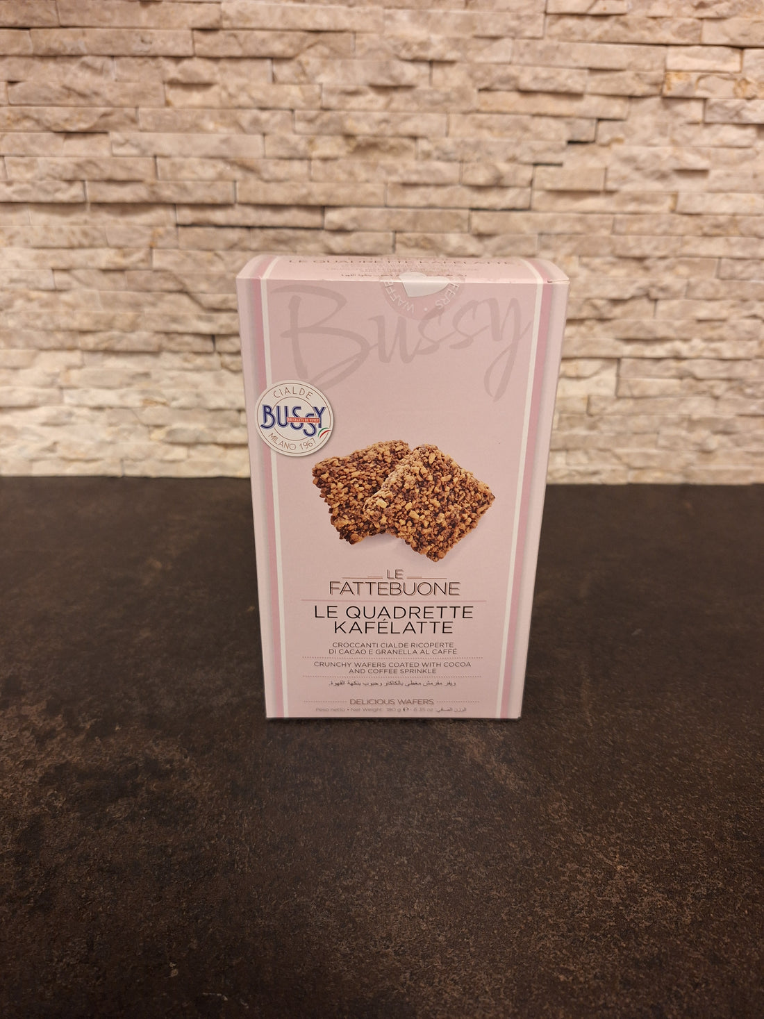 Vierkant millefeuille koekje met chocolade en café latte