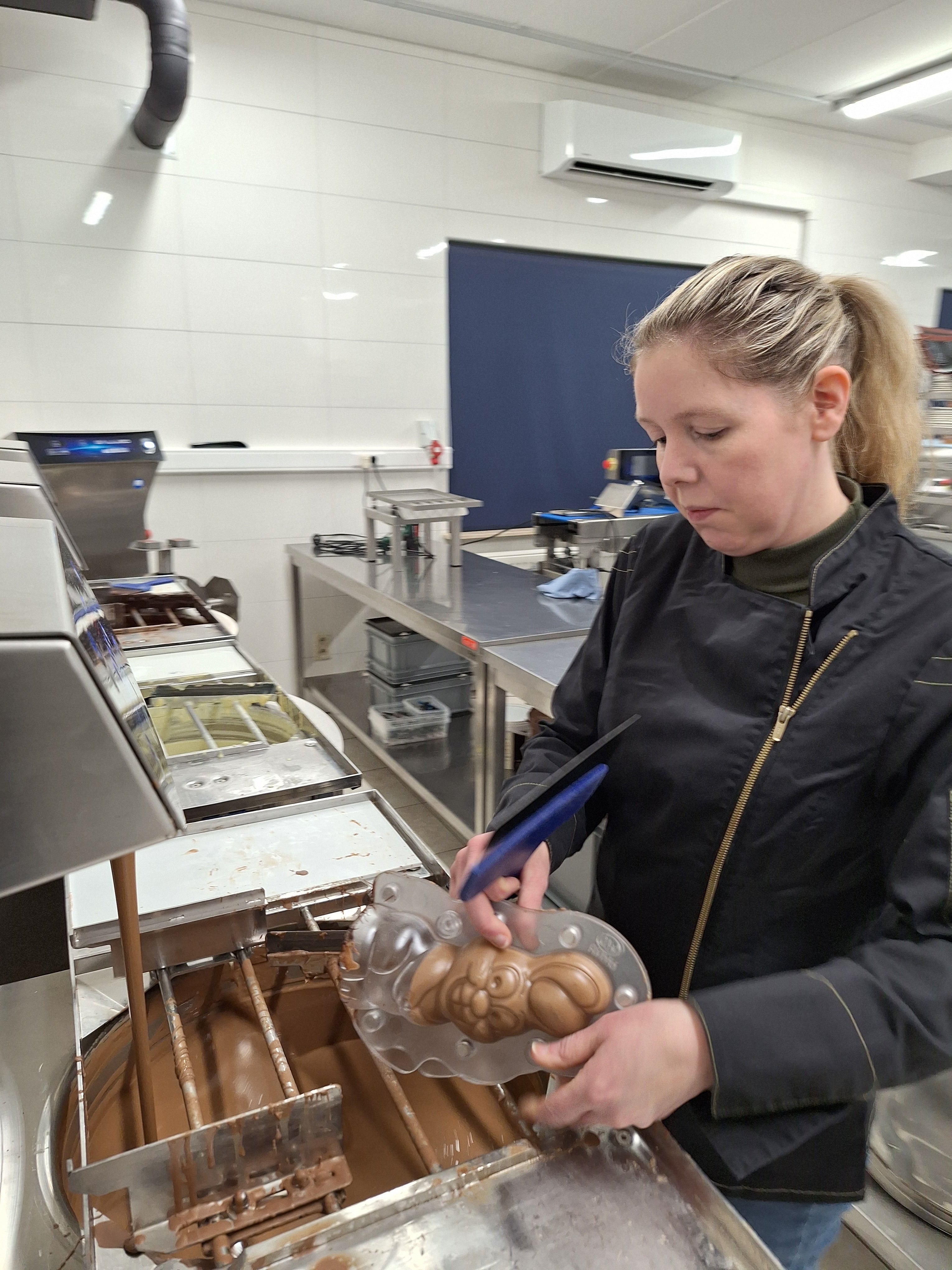 Chocolatier Kimberley Lambrighs giet handmatig een ambachtelijk chocolade paas en sint figuur met premium Callebaut chocolade bij Chocoberley