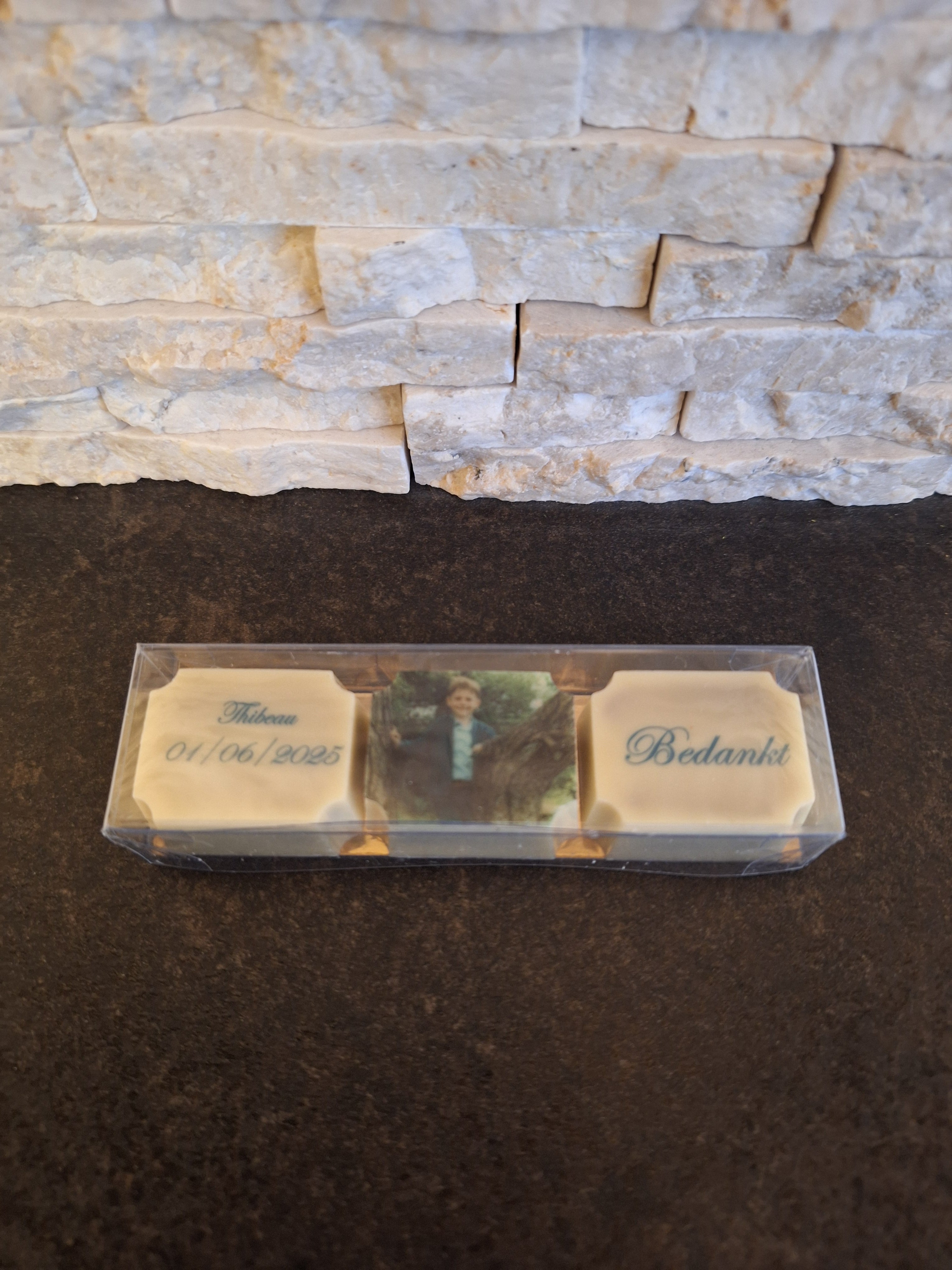 Gepersonaliseerde foto- en logopralines van Chocoberley: luxe relatiegeschenken met bedrijfslogo en chocoladebedankjes voor een communie of geboorte. 3 stuks dag van de klant