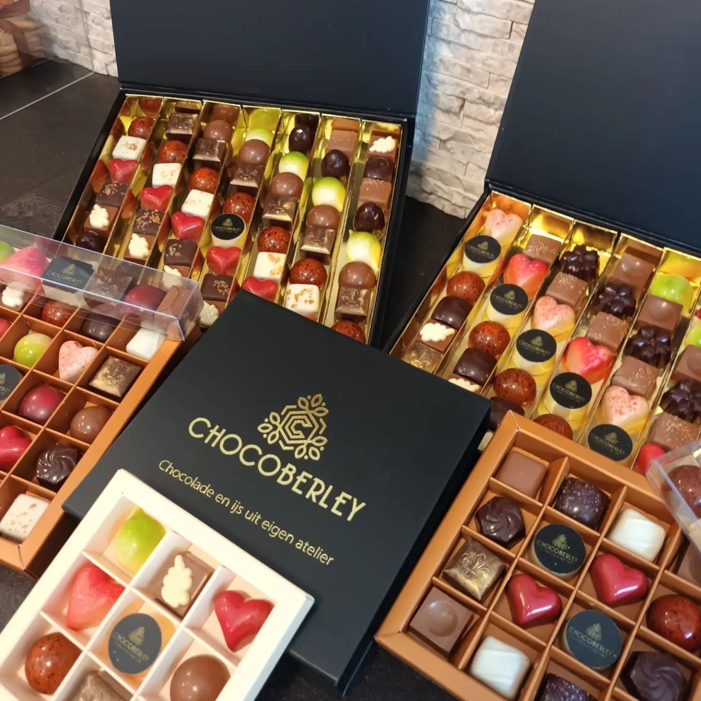 Luxe geschenkverpakking met handgemaakte pralines, ideaal als chocolade cadeau