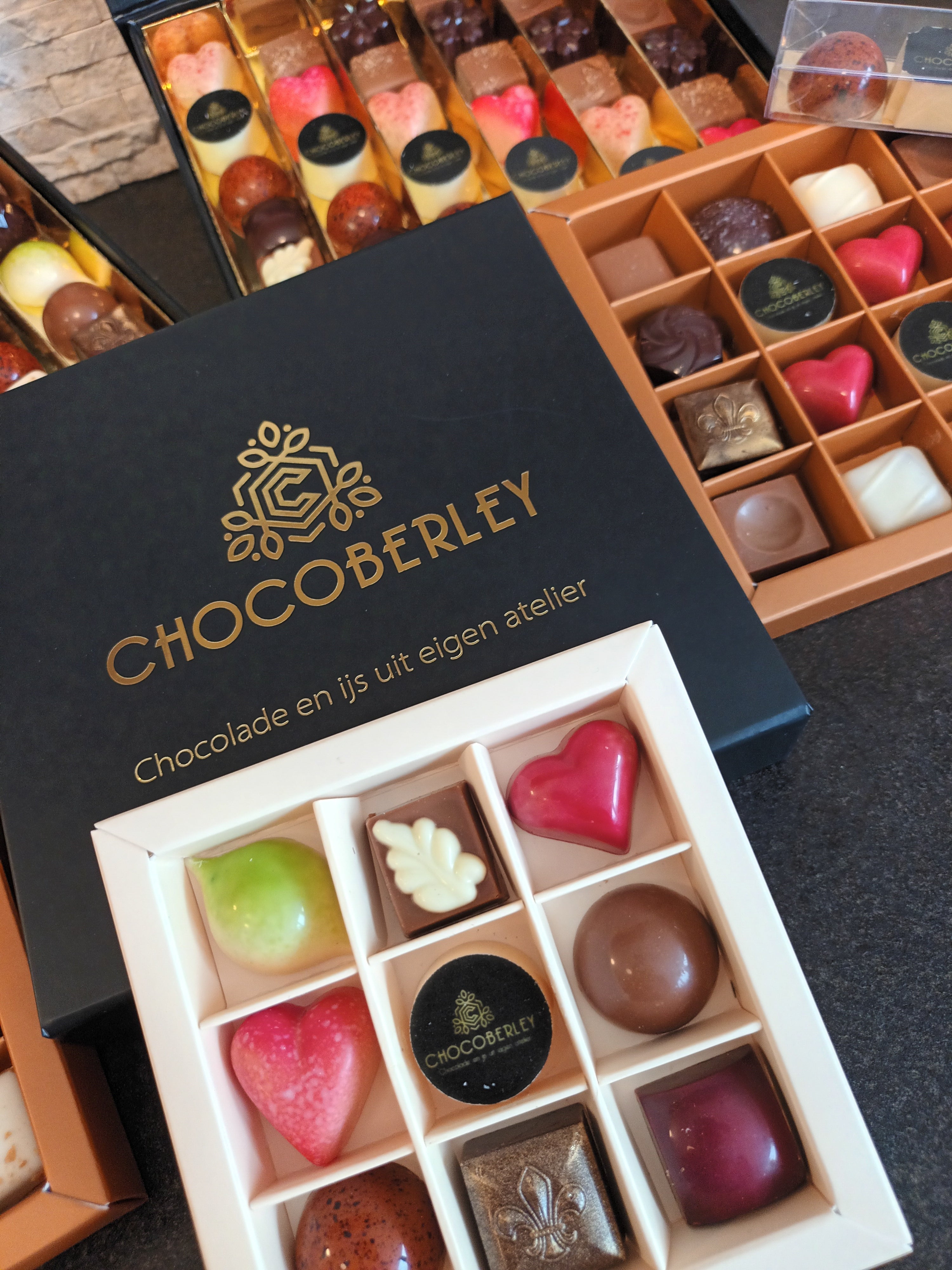 Een uniek relatiegeschenk van Chocoberley: luxe dozen met ambachtelijke pralines, bedrukt met het logo van het bedrijf