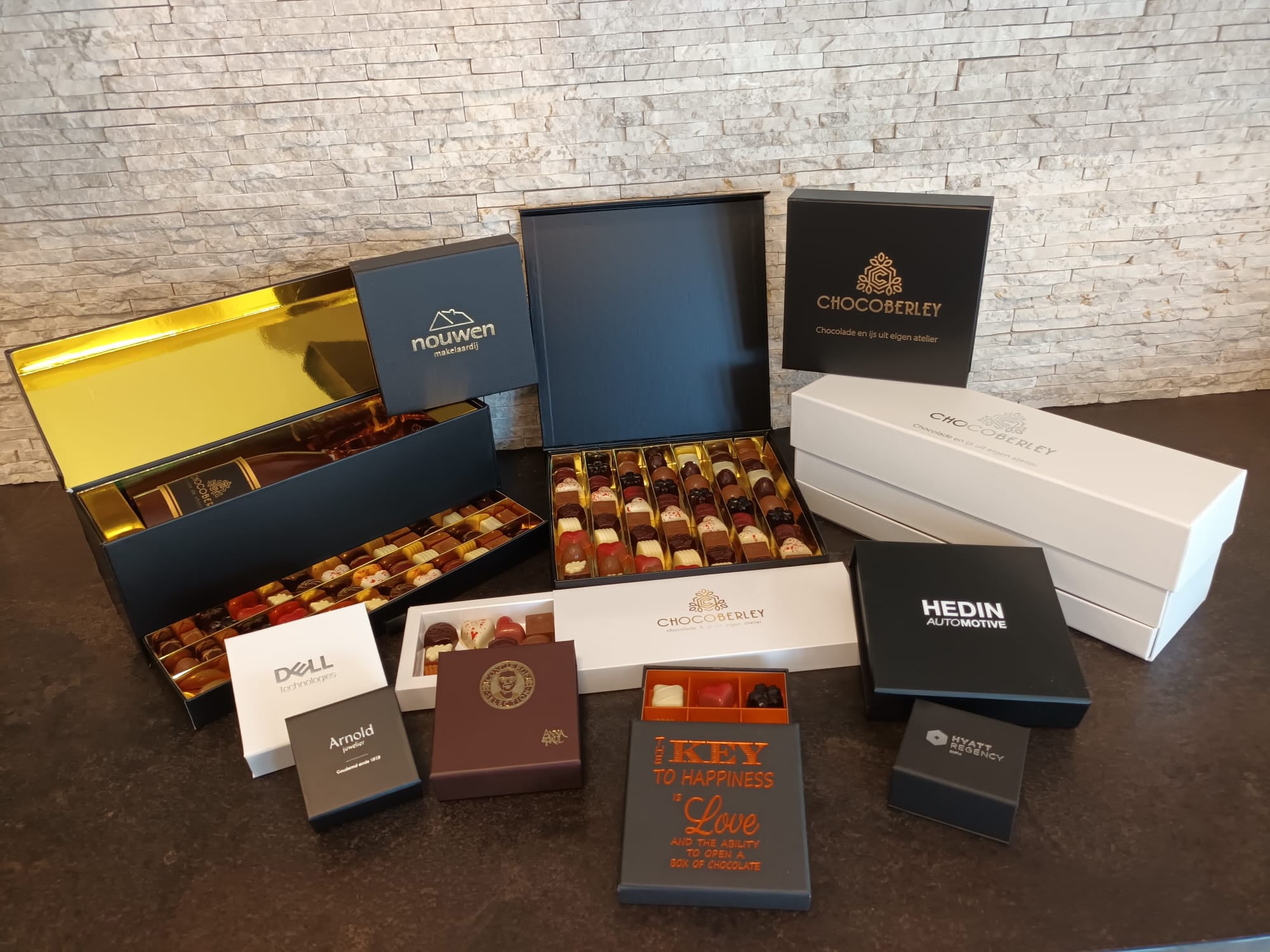 Een uniek relatiegeschenk van Chocoberley: luxe dozen met ambachtelijke pralines, bedrukt met het logo van het bedrijf