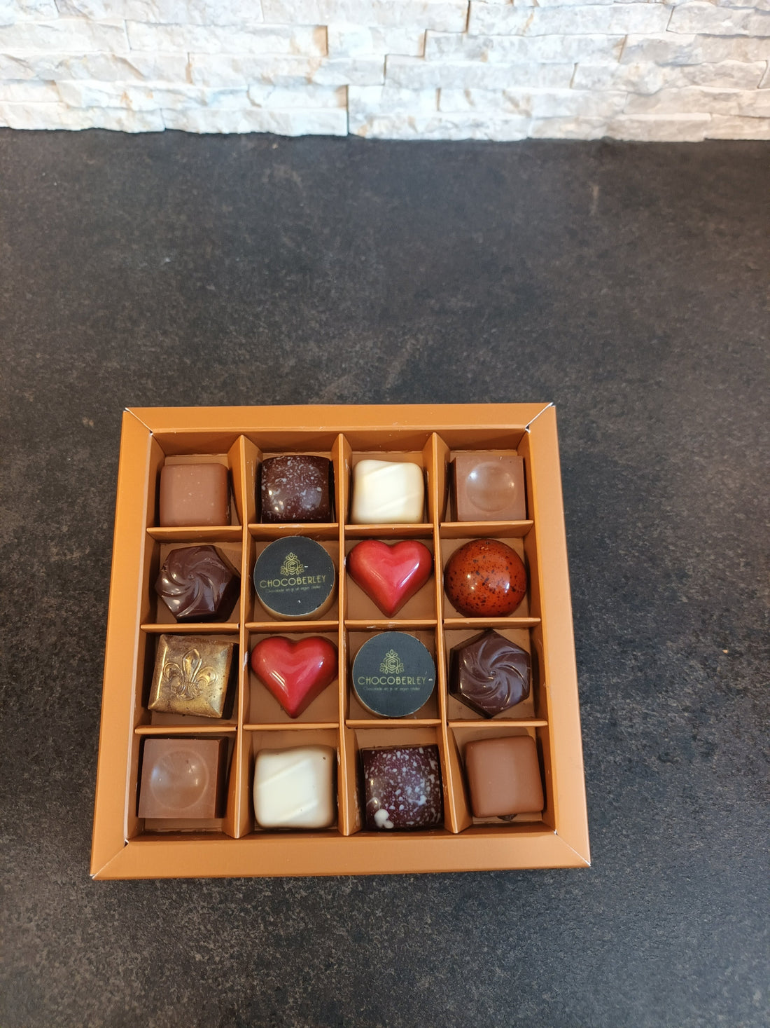 vierkantig doosje met 16 pralines met gepersonaliseerd logo of foto pralines doos (afname min. per 9 stuks)