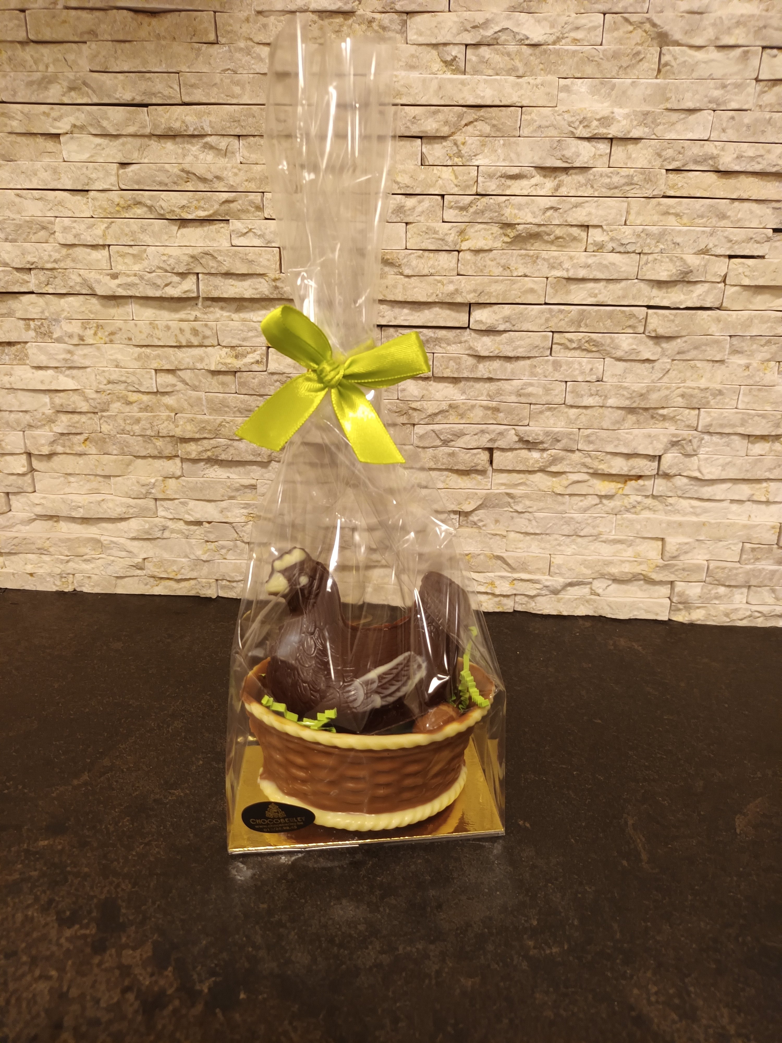 mandje met kip en eitjes