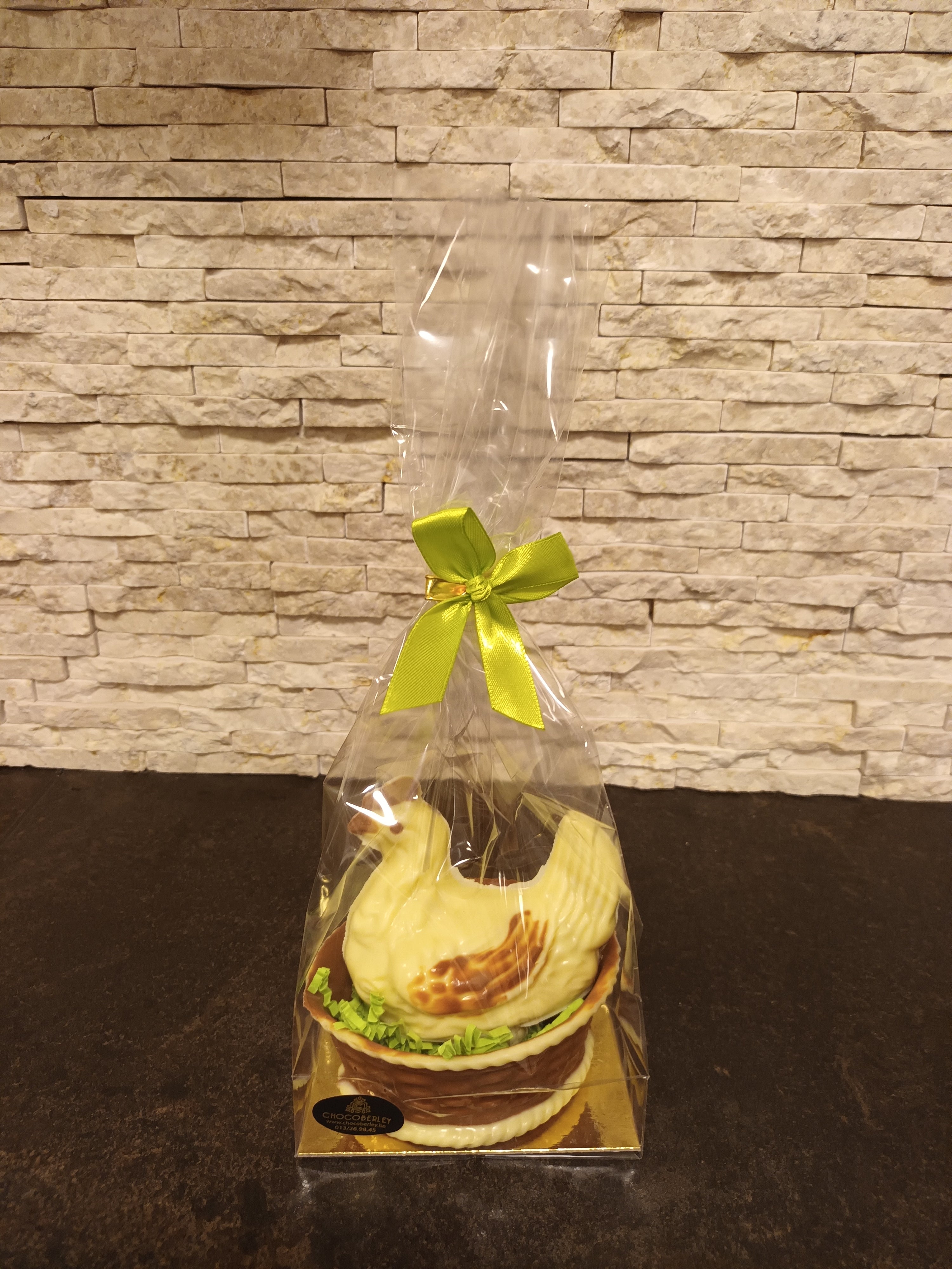 mandje met kip en eitjes