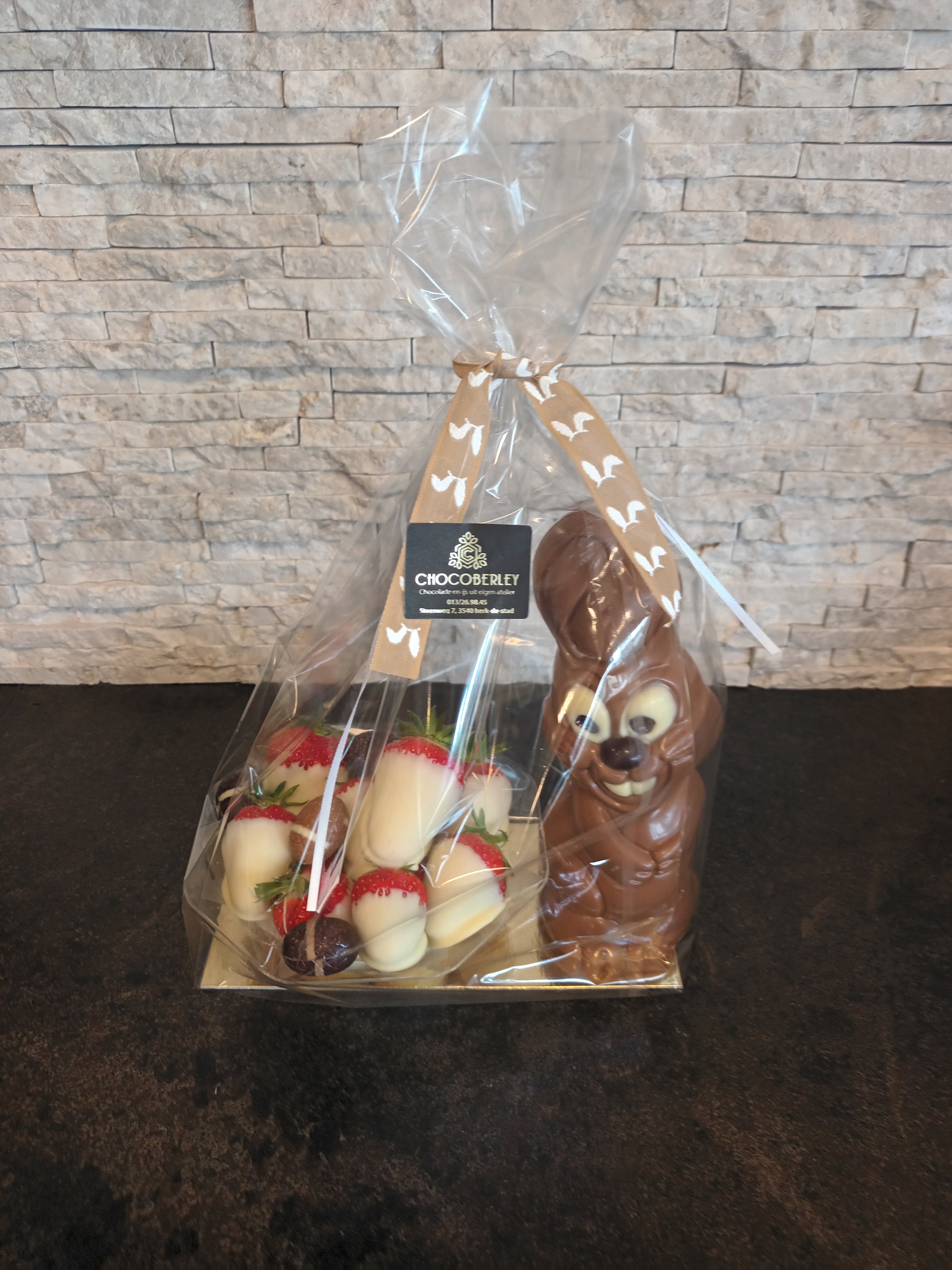 verse aardbeien in chocolade met paas figuur