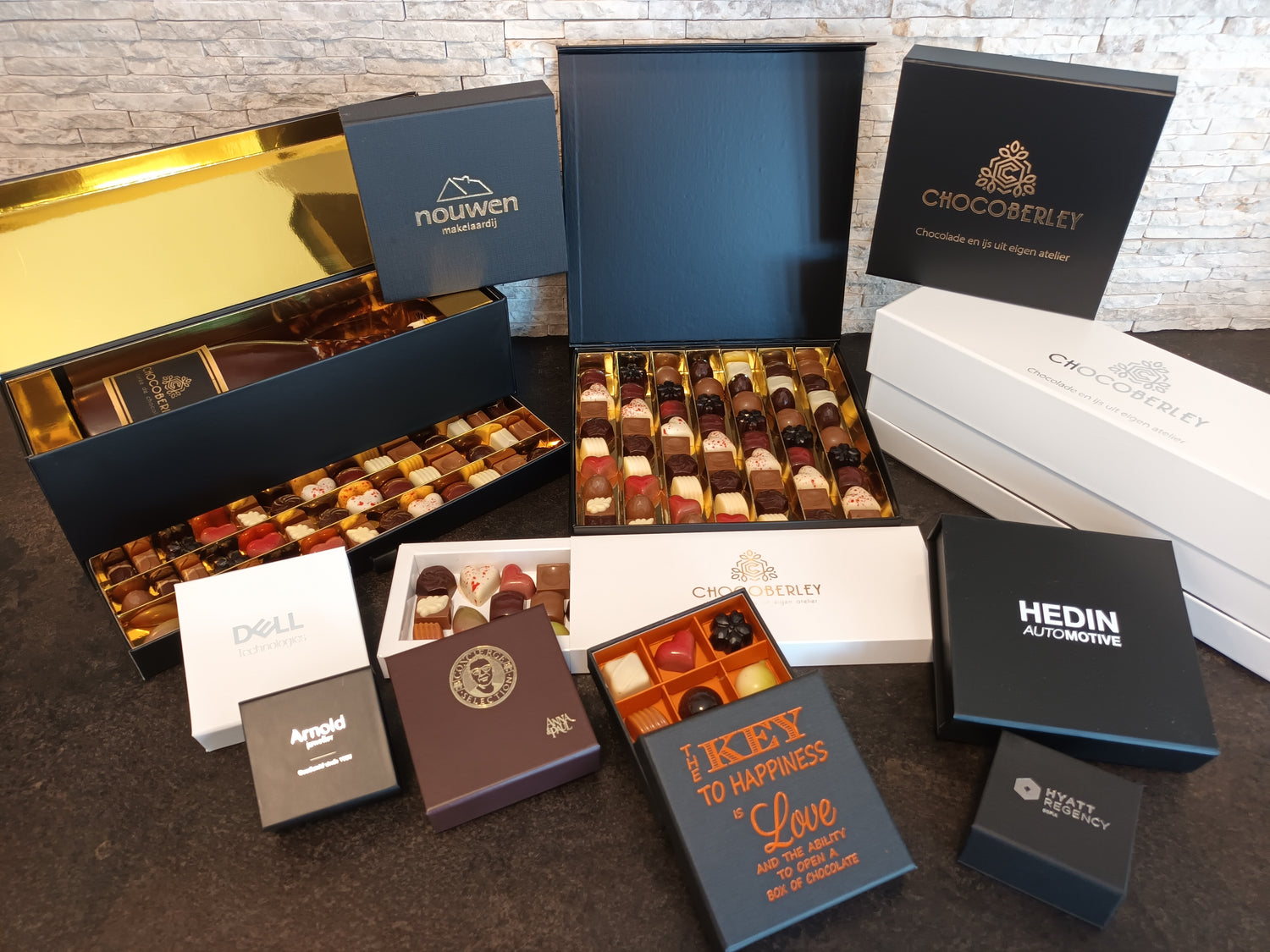 Luxe eindejaarsgeschenken van Chocoberley met pralines en luxe geschenkdozen bedrukt met het logo van uw eigen bedrijf, handgemaakt door Gault&amp;Millau chocolatier Kimberley