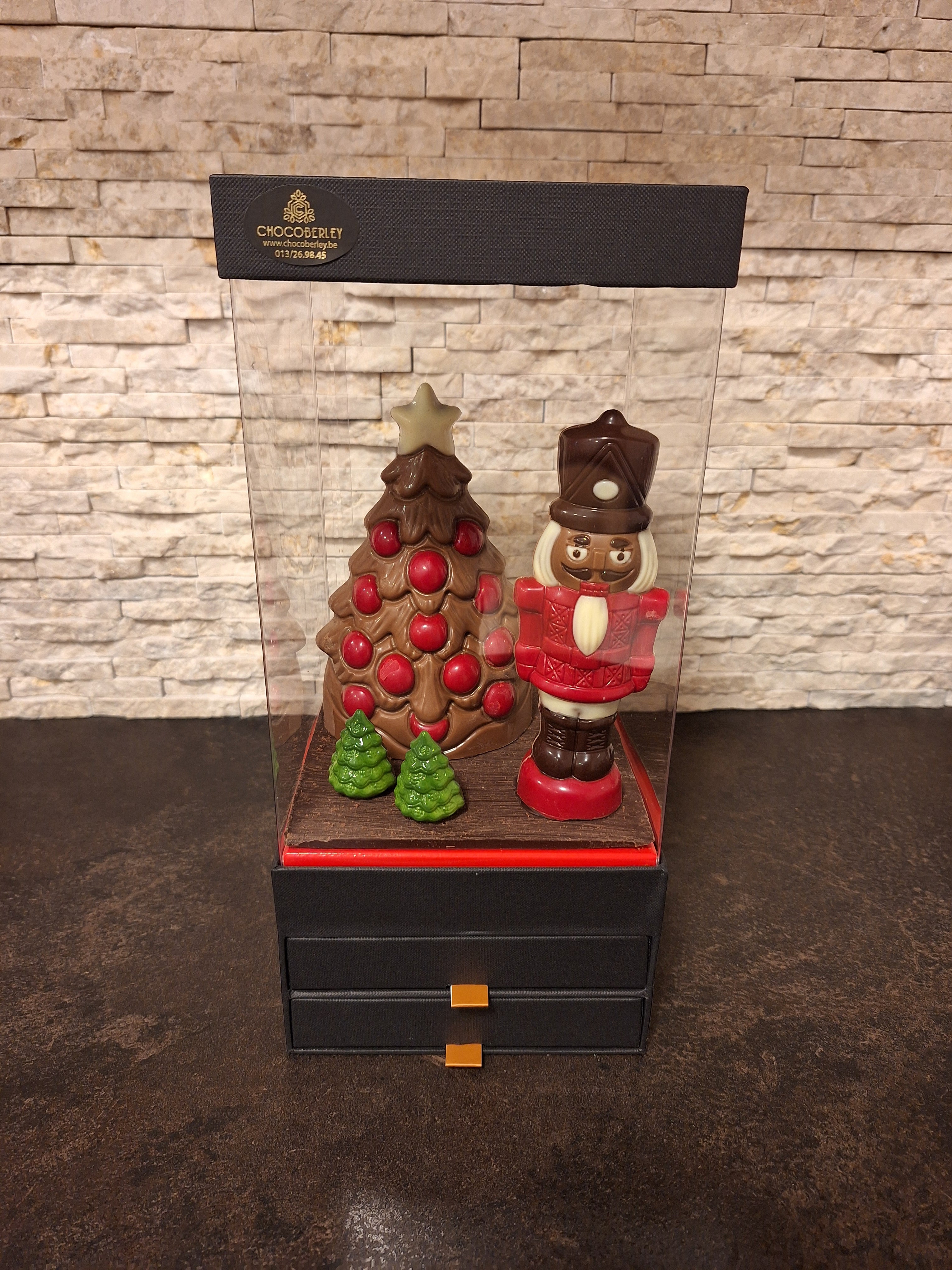De volledige kerstcollectie van Chocoberley met ambachtelijke ijstaarten, luxe chocolade kerstfiguren en feestelijke eindejaarspakketten voor bedrijven en particulieren