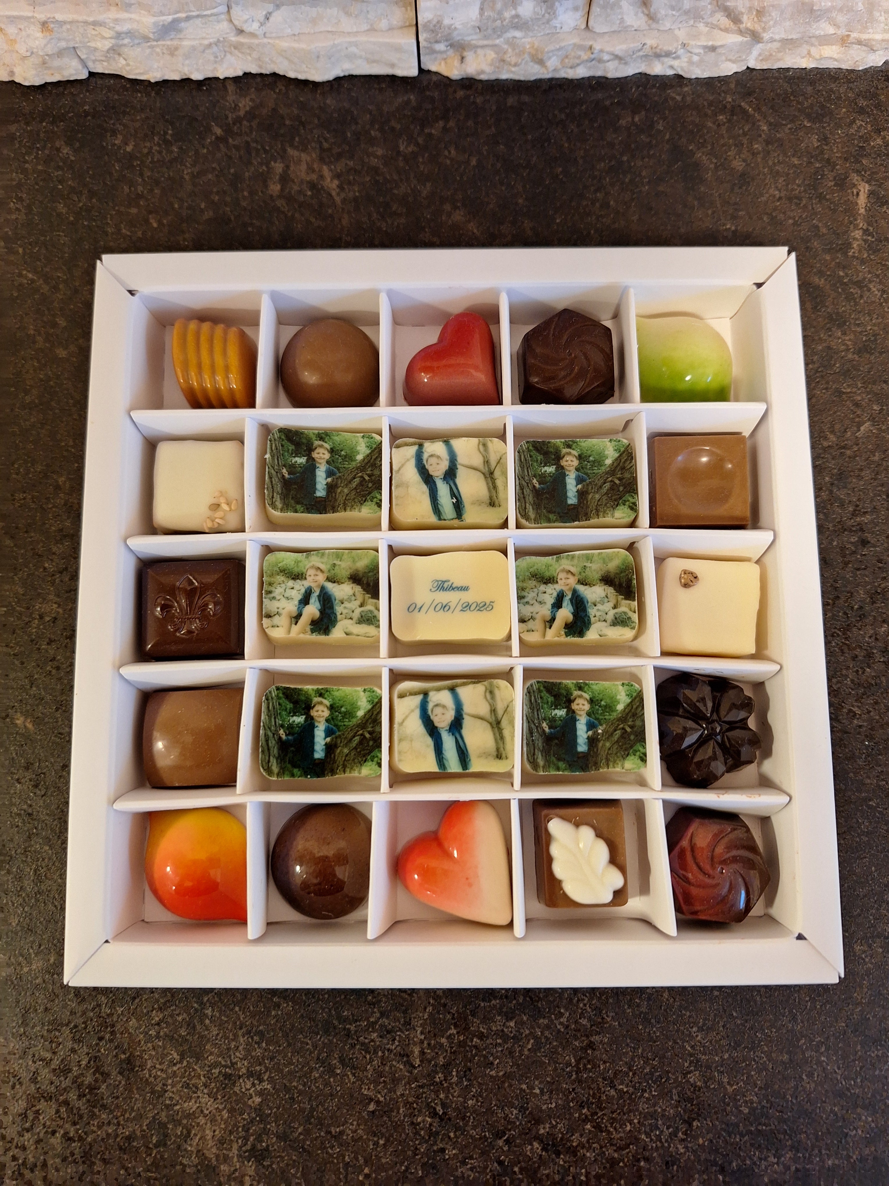 Gepersonaliseerde chocolade en logopralines van Chocoberley: luxe relatiegeschenken met bedrijfslogo en chocoladebedankjes voor een communie of geboorte. 25 stuks