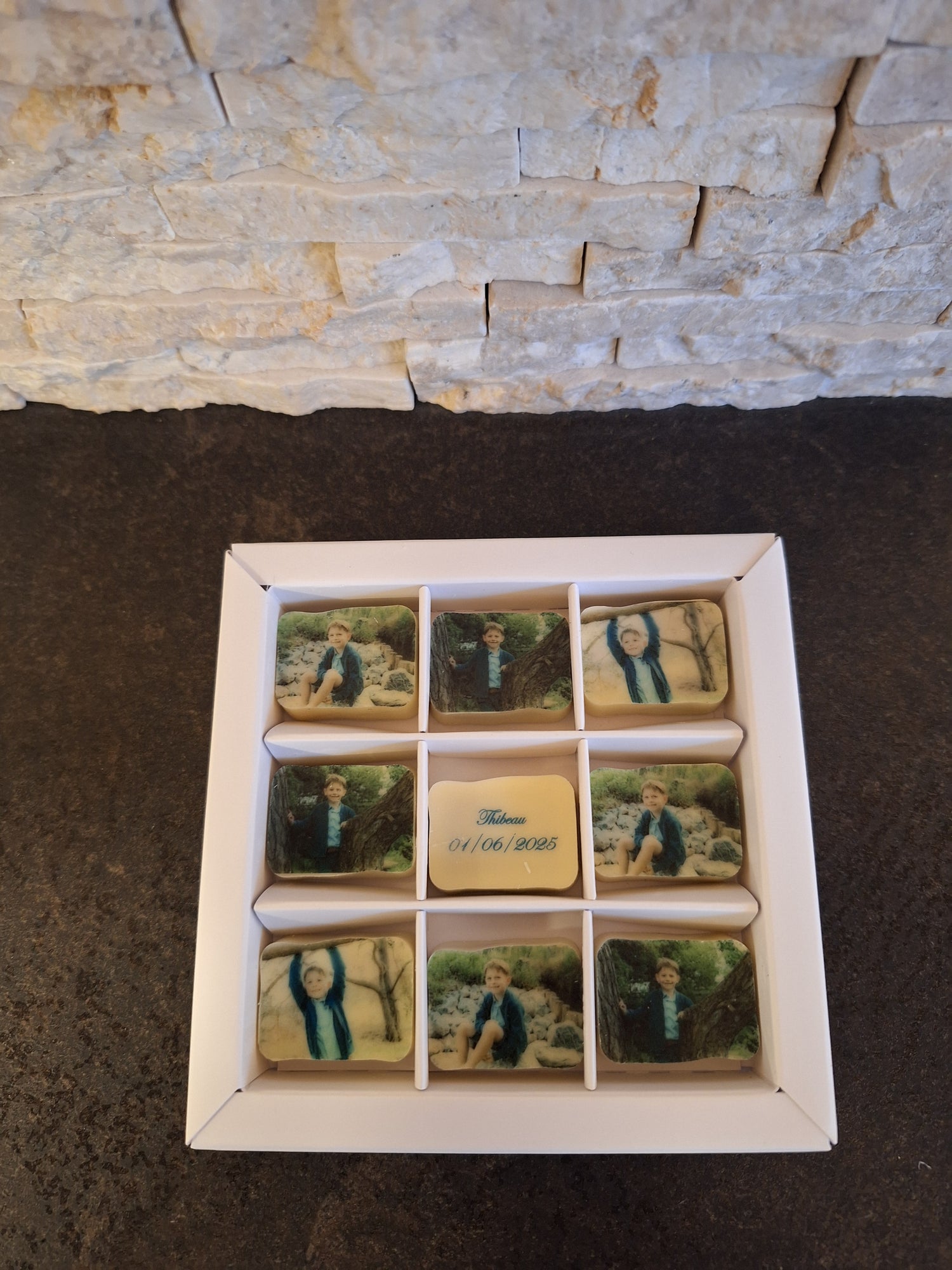 Gepersonaliseerde foto- en logopralines van Chocoberley: luxe relatiegeschenken met bedrijfslogo en chocoladebedankjes voor een communie of geboorte. 9stuks