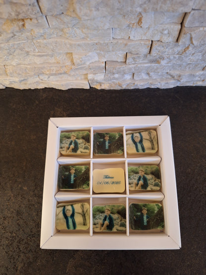 Gepersonaliseerde foto- en logopralines van Chocoberley: luxe relatiegeschenken met bedrijfslogo en chocoladebedankjes voor een communie of geboorte. 9stuks