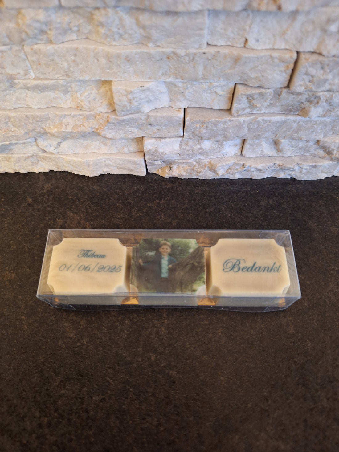 Gepersonaliseerde foto- en logopralines van Chocoberley: luxe relatiegeschenken met bedrijfslogo en chocoladebedankjes voor een communie of geboorte. 3 stuks dag van de klant