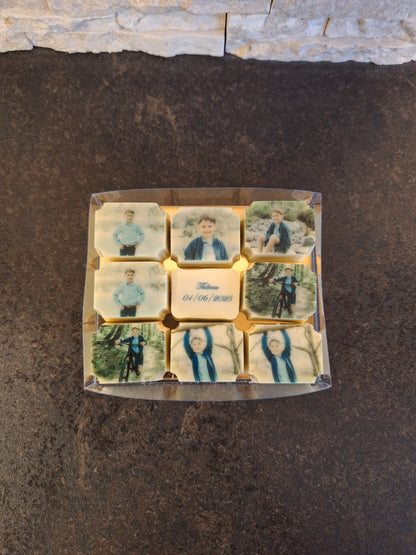 Gepersonaliseerde foto- en logopralines van Chocoberley: luxe relatiegeschenken met bedrijfslogo en chocoladebedankjes voor een communie of geboorte. 9 stuks