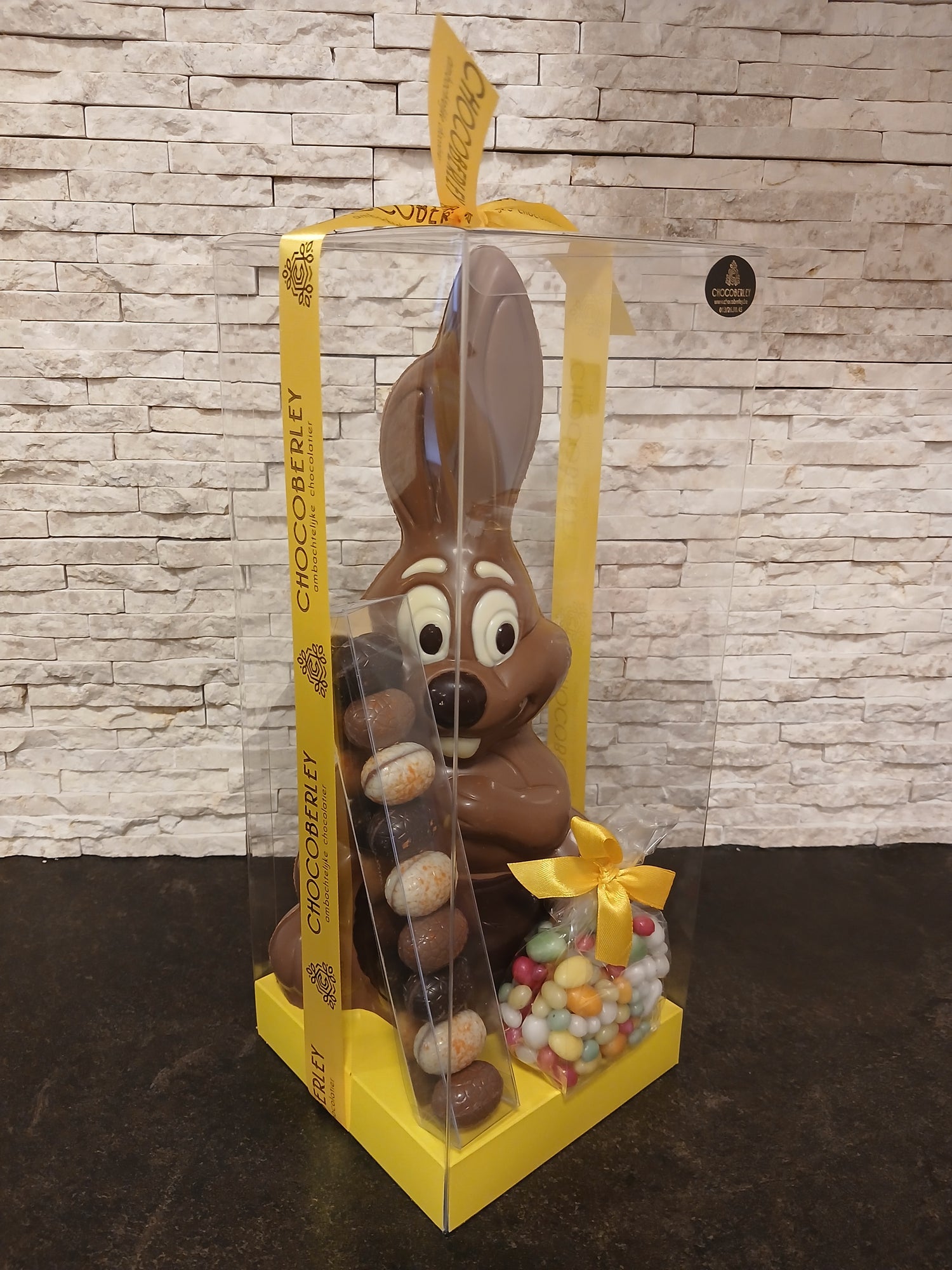 De volledige paascollectie van Chocoberley met ambachtelijke chocolade paasfiguren, luxe geschenkmanden en complete paaspakketten voor bedrijven en particulieren