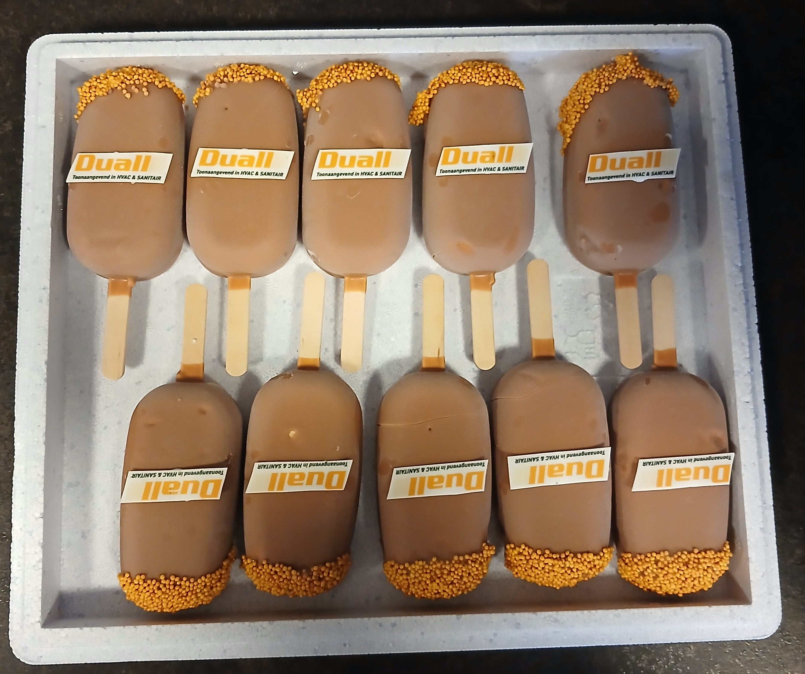 Luxe box met ambachtelijke frisco's afgewerkt met logo, in het atelier handgemaakt met premium Callebaut chocolade door Chocoberley