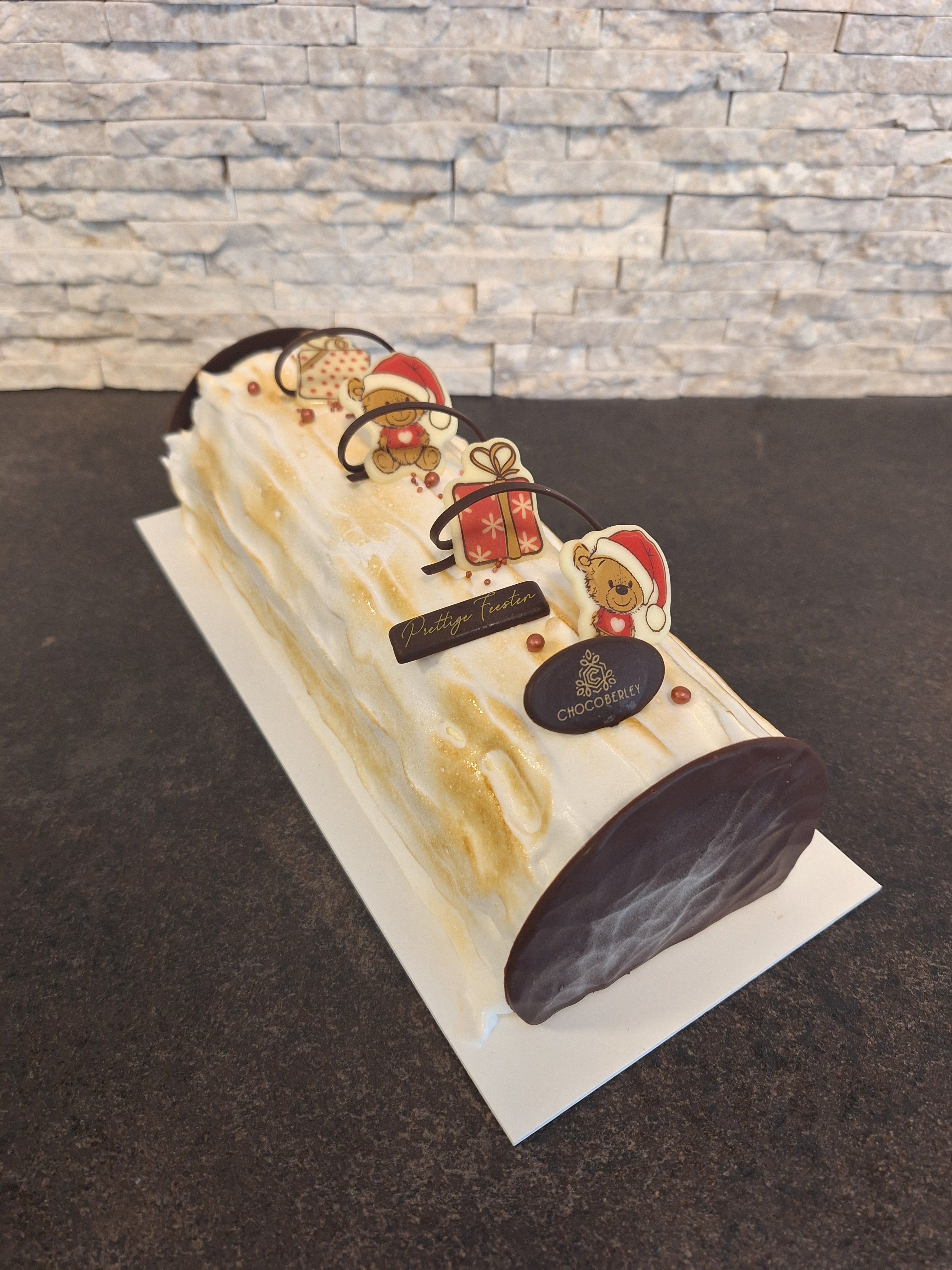 Een feestelijke ambachtelijke ijstaart van Chocoberley, het perfecte dessert voor Kerstmis, oudejaarsavond en Nieuwjaar