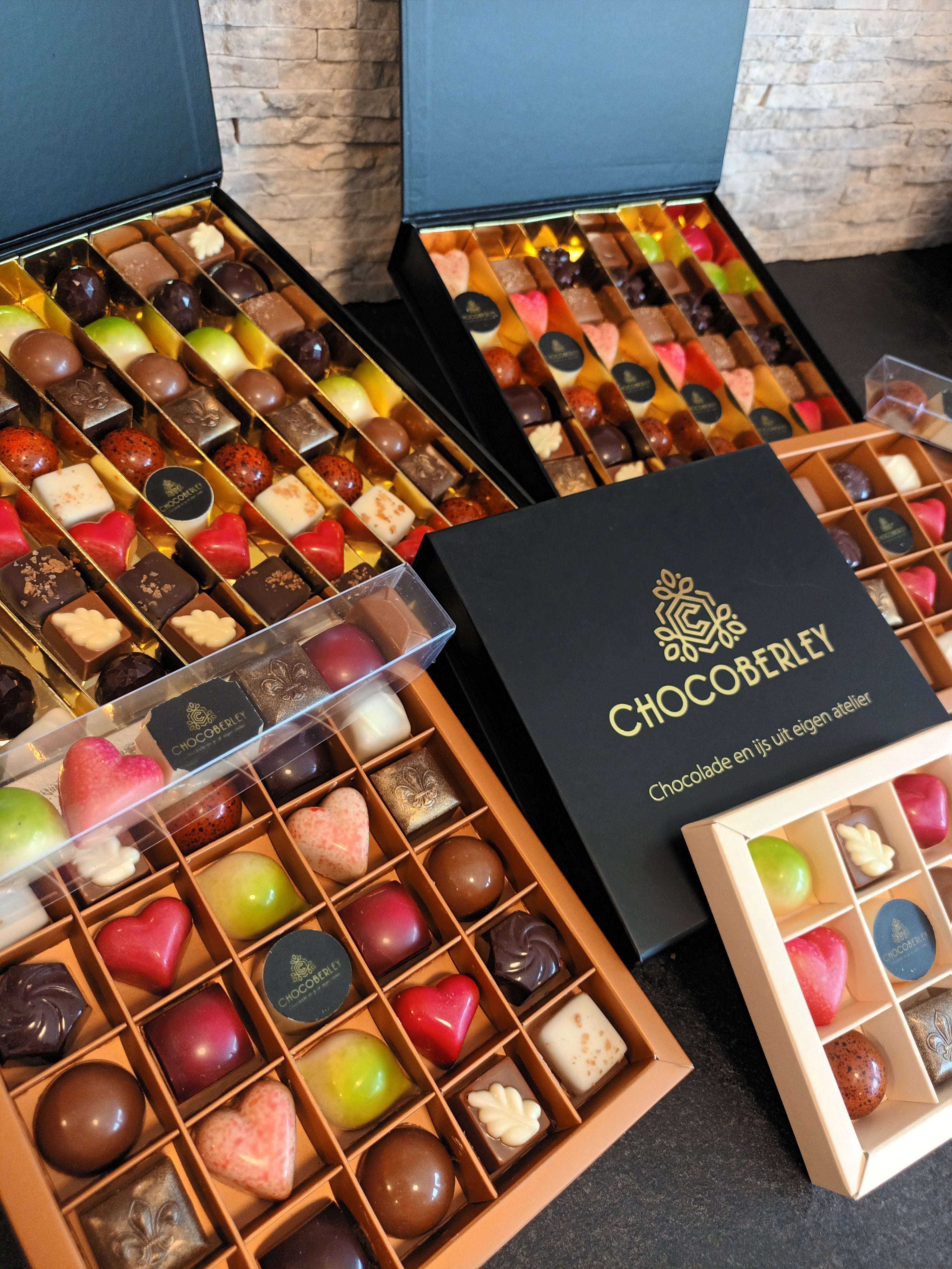 Luxe geschenkdoos gevuld met een assortiment van ambachtelijke pralines van Chocoberley