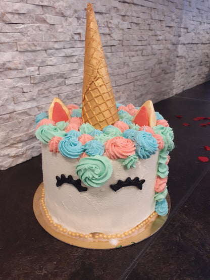Kleurrijke en ambachtelijke Unicorn eenhoorn ijstaart voor kinderfeestjes en verjaardagen, met de hand gemaakt bij Chocoberley