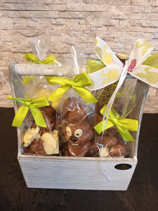 houten bierbakje gevuld met paaschocolade