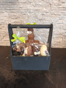 zwart houten bierbakje gevuld met paaschocolade