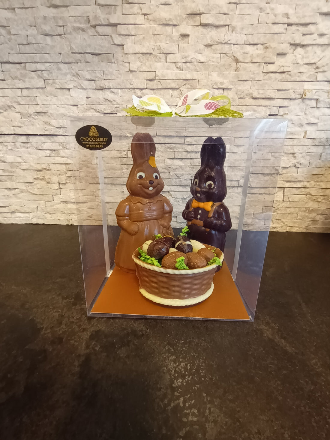 mama en papa haas met gevuld mandje