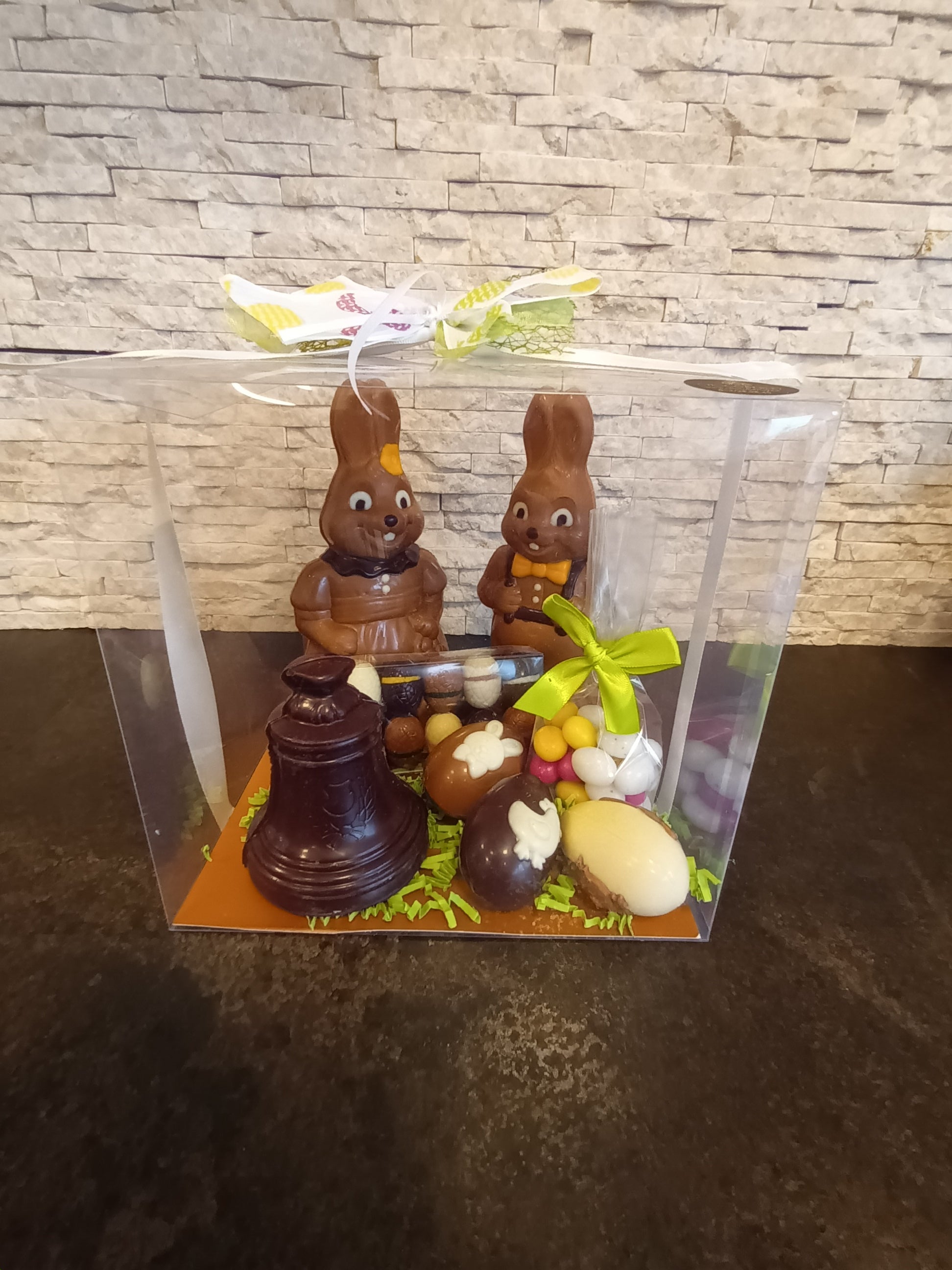 Paaspakket met mama haas en papa haas