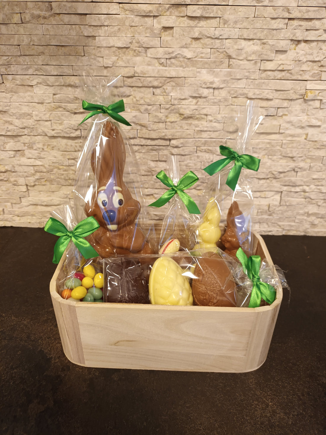 Hoog houten bakje gevuld met paaschocolade