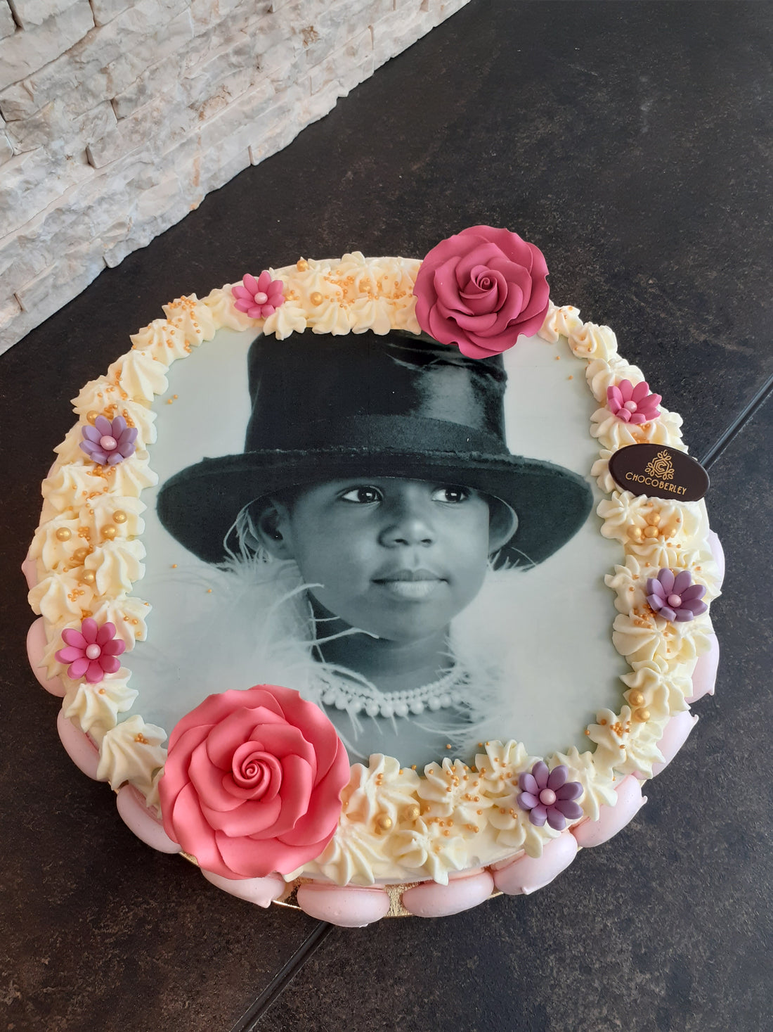 Een gepersonaliseerde slagroomtaart of ijstaart met een eetbare fotoprint van een meisje, op maat gemaakt door Chocoberley