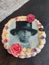 Een gepersonaliseerde slagroomtaart of ijstaart met een eetbare fotoprint van een meisje, op maat gemaakt door Chocoberley